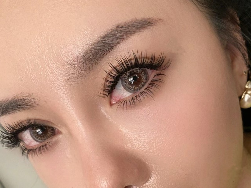 Full volume lash style with defined curl and fullness