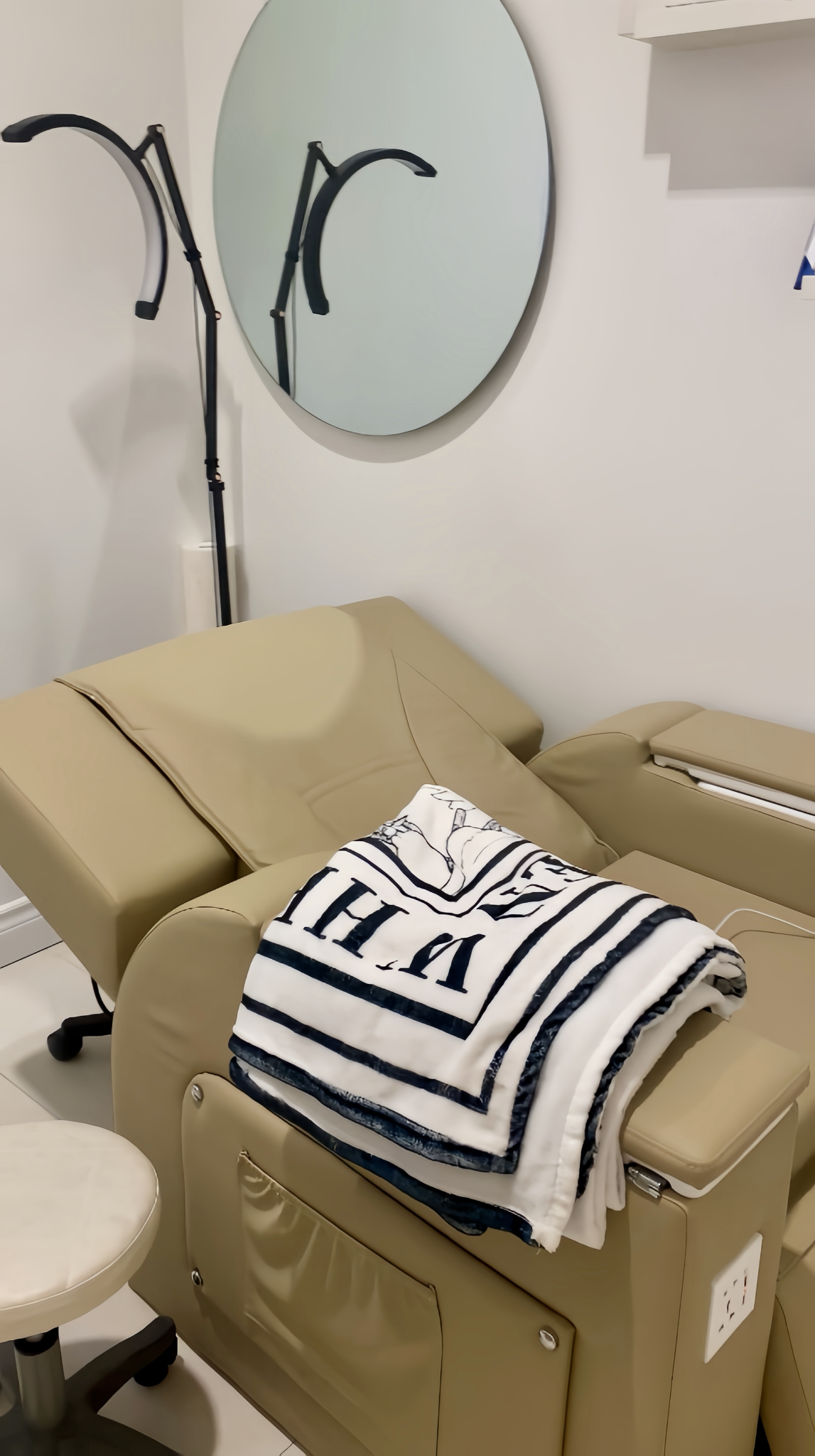 Lash treatment chair and lighting at Foxie Beauty